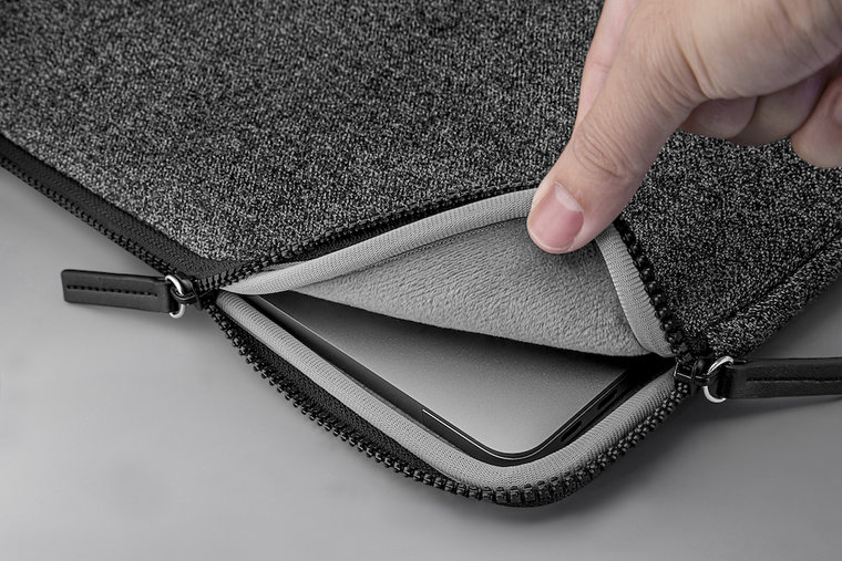 LAUT Inflight MacBook Pro 16 inch sleeve Zwart